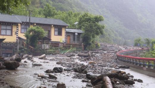云南怒江发生泥石流塌方致2人失踪 紧急转移696人