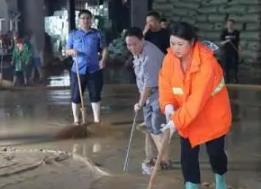 湖北鹤峰遭暴雨袭击多处受灾 干群合力抗灾自救